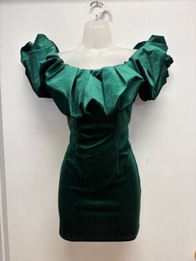 ✨ PrettyLittleThing Emerald Velvet Off-Shoulder Ruffle Mini Dress – Size US 2